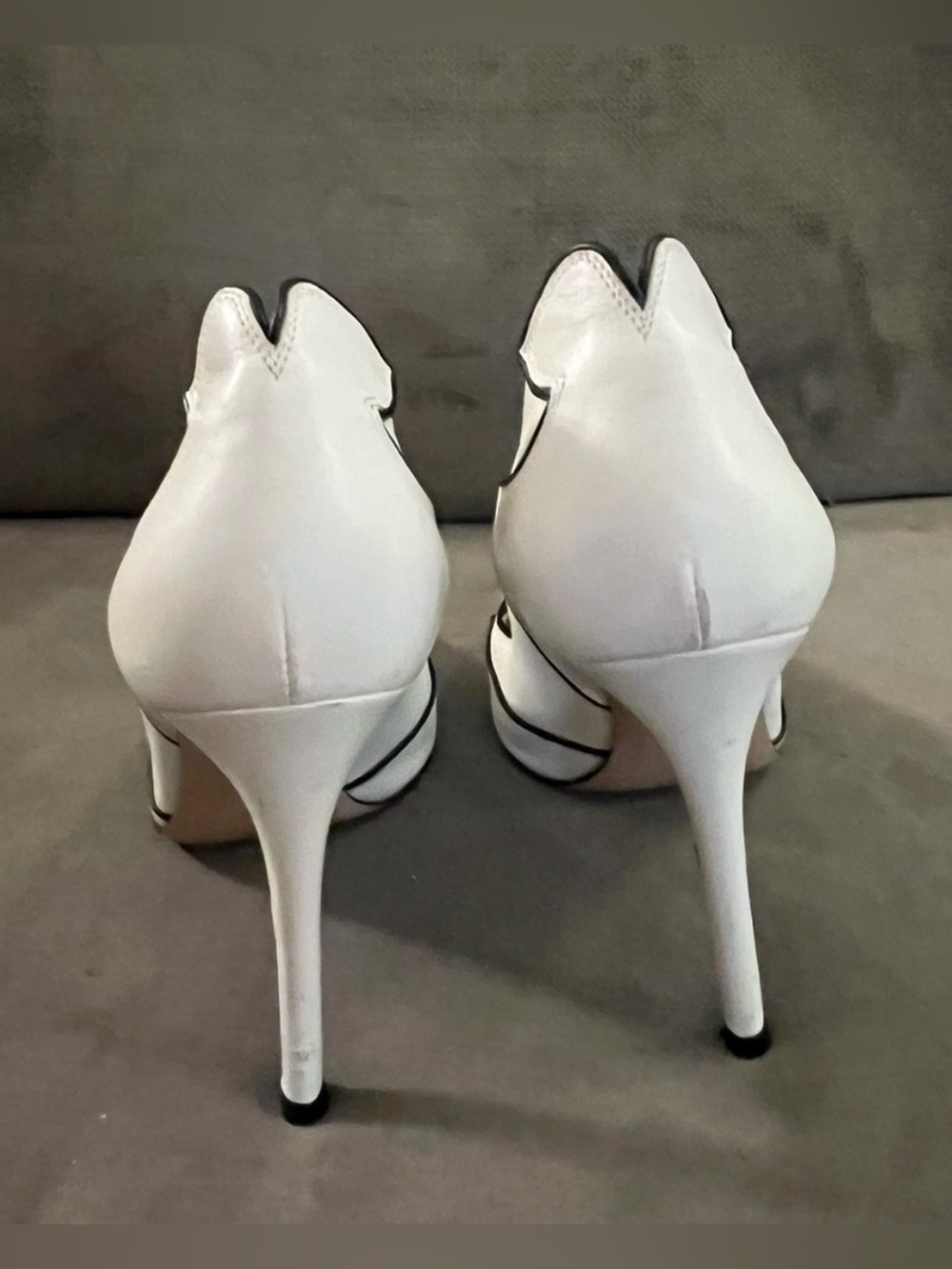 GIANVITO ROSSI Lucille White Scalloped Leather Pointed Toe Pumps Heels Size 38 - Picture 9 of 16